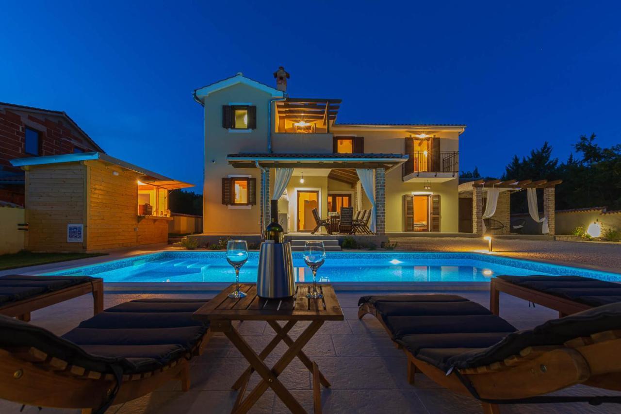 Villa David - Luxurious Secluded Villa With A Heated Pool Butkovici  Luaran gambar