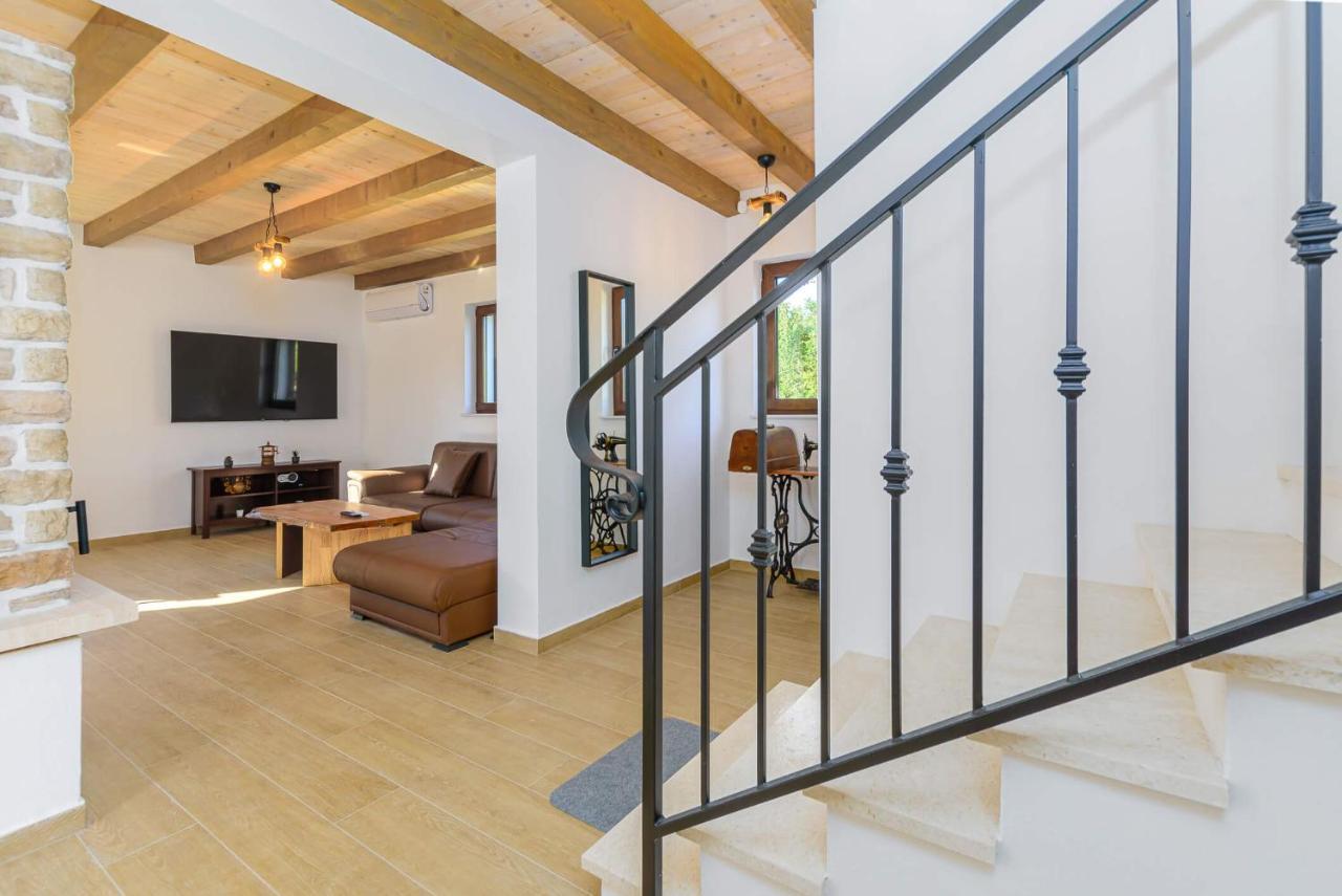 Villa David - Luxurious Secluded Villa With A Heated Pool Butkovici  Luaran gambar