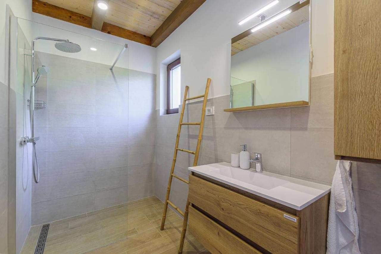 Villa David - Luxurious Secluded Villa With A Heated Pool Butkovici  Luaran gambar