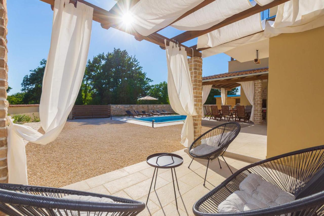 Villa David - Luxurious Secluded Villa With A Heated Pool Butkovici  Luaran gambar