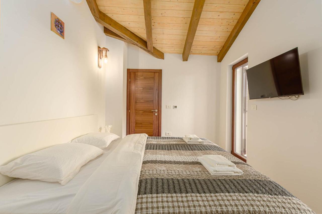 Villa David - Luxurious Secluded Villa With A Heated Pool Butkovici  Luaran gambar